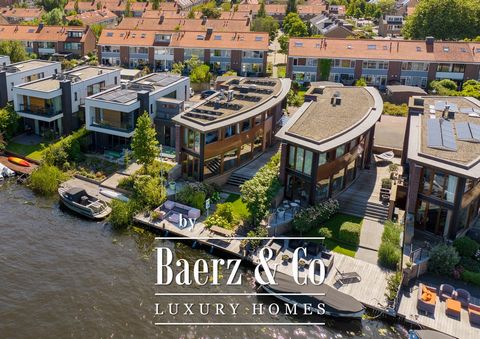 Specially designed spacious villa with garage, located on the Oegstgeester Canal with direct passage to the Leede, the Kagerplassen and the canals of Leiden. The very bright villa has the shape of a half ship, is fully basement and equipped with ever...