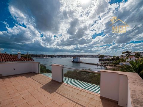 Sant Antoni| Frontline villa with harbour views A very exclusive property! This 145 m2 frontline villa with spectacular views is located in one of the most sought-after areas of the port of Mahón. The house has been completely renovated and consists ...