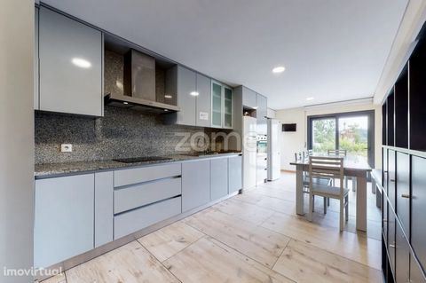 Property ID: ZMPT551474 Detached House 4 Bedrooms with Office in Santa Maria Souto, Guimarães . Attributes and characteristics: - Inserted in a plot of 589 m2. - Electric blinds; - Solar panels for water heating; - 4 suites. - Furnished as per the ph...