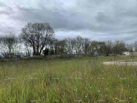 Ich verkaufe ein wunderschönes Grundstück in der Gemeinde Svetvinčenat. Ideale Lage in unmittelbarer Ortsnähe und dennoch ruhiger Lage – am Rande des Baugebietes – was Ruhe und Naturgenuss garantiert! Das zum Verkauf stehende Grundstück besteht aus e...