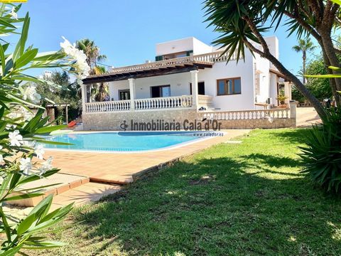 Large ibicencan style house with private pool of 60m2 situated in Cala d'Or, close to the marina and a few minutes walking distance to the centre, shops and restaurants. Only 1km away from our beaches. The large spaces in the house stand out with lot...