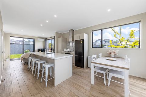 Constructed by renowned builders GJ Gardner Homes in 2020, this two storey weatherboard home is offered with the balance of the 10 Year Master Builders Guarantee in place. First home buyers in particular will see value here in the combination of the ...