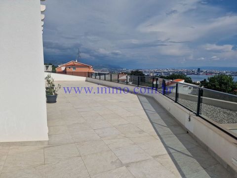 Eine luxuriöse neue Villa zum Verkauf, gelegen auf einem großen Grundstück in einem Vorort von Split. Die Villa befindet sich in ruhiger Lage, weit weg vom Trubel der Stadt und gleichzeitig nur wenige Autominuten vom Strand, dem Flughafen und den his...