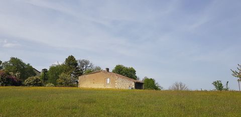 FACING SOUTH TOWARDS LECTOURE AND THE PYRENEES IN THE DISTANCEWITH SCOPE FOR EXTENSION The stone building is located at one entrance of a charming little village in the Lectoure area. The views are stunning. The property has to be fully renovated but...