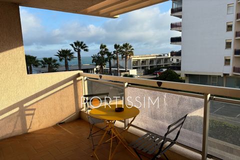 Villeneuve-Loubet beach/ 2 room apartment sea view/ parking Villeneuve-Loubet beach, in a small condominium located on the seafront, pleasant 2-room apartment sold furnished, composed of, living room with open kitchen opening onto a beautiful sea vie...