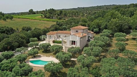 In LIOUX, very bright recent house offering very beautiful views of the village, the cliff and the Luberon. Located in the middle of a plot of beautiful olive trees, this house is located in a particularly protected calm environment, close to the mos...