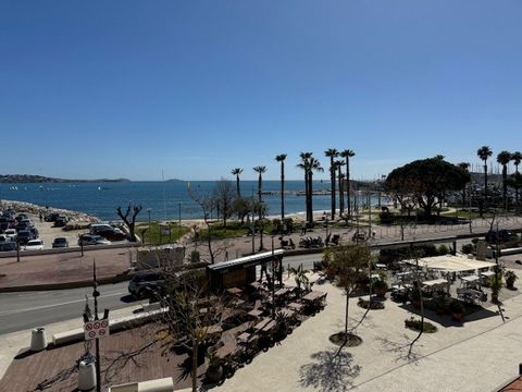 EXCLUSIVE: overlooking the quay and the bay, on the first floor of a small intimate residence with elevator, exceptional T3 apartment to refresh. Ideally located on the quay, facing the beaches and the port, in the immediate vicinity of amenities, it...