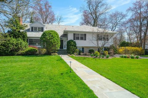 This fabulous mid-century Split Level with slate roof is a stunner! Situated on a .61 acre park-like corner lot on a cul-de-sac in the Heathcote area of Scarsdale within walking distance to the Scarsdale Middle School. The double story large entrance...