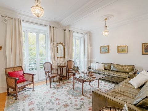 3-bedroom apartment, renovated, with 139 sqm of private gross area, located next to Parque Eduardo VII in Lisbon. The apartment comprises 3 bedrooms, two of which are en-suite, a guest bathroom, a living room, a dining room, an office, and a fully eq...