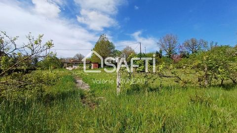 Looking for the ideal location near Castres to build your future home? Look no further! I'm delighted to present this 1390 m² building plot, located in the center of the charming village of Vivier-les-Montagnes. This fenced and wooded plot offers a p...