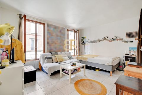 Paris 11th. PARMENTIER (200m) / GONCOURT (400m). This charming 24m2 studio is located on the 2nd floor of a condominium dating back to 1900. Its undeniable assets are its geographical location, its luminosity, its calm, its view, its high ceilings, i...