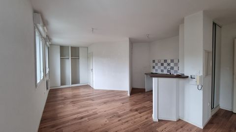 EN EXCLUSIVITE - A 800m de la gare de Lannion, dans une résidence récente (2011), appartement situé au troisième niveau, l’entrée dessert une pièce de vie avec un coin cuisine, une salle de bain et son wc, l'appartement dispose de nombreux rangements...