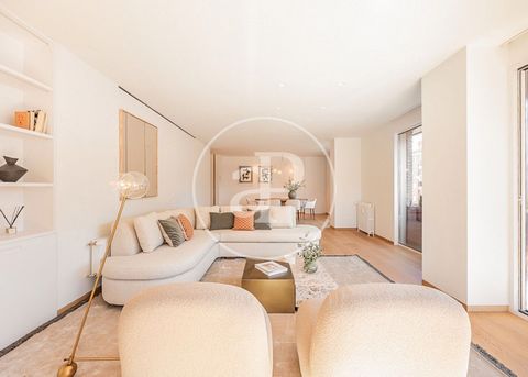 Appartement meublée de 284 m2 avec terrasse et vues dans la région de Castellana, Madrid.La propriété dispose de 5 chambres, 5 salles de bain, place de parking, climatisation, armoires intégrées, buanderie, balcon, chauffage, concierge et salle de st...