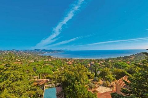 An exceptional setting, benefiting from a commanding position offering panoramic sea views, this property of authentic charm is ideally located in the Sémaphore neighbourhood. The main house offering 4 bedrooms benefits from a stone tower enjoying a ...