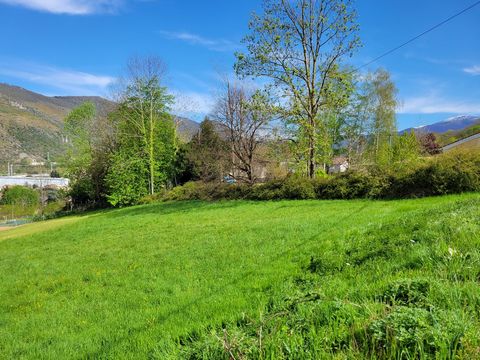 Foix.Building land of 1065 m² with services on the edge located 10 minutes walk from the city center in a very quiet area with views of the mountains and facing South East. Information on the risks to which this property is exposed is available on th...