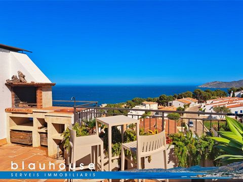 Llançà (Costa Brava) - Penthouse with spectacular sea views, with 87m2 of living space plus a large private terrace of 84m2. It is distributed internally in a living room with fireplace, separate and fully equipped kitchen. 3 bedrooms and 2 bathrooms...