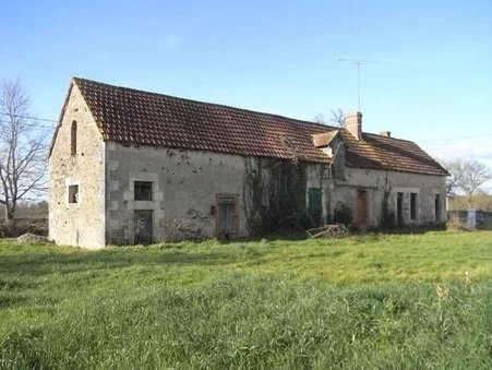 A renovation project in a hamlet near the lively town of Chaillac with amenities and a fantastic swimming lake, bars and restaurants. The Airport of Limoges is around an hour by car. The house consists of 3 rooms on the ground floor and a loft space ...