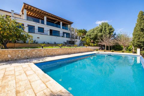 Beautiful villa with infinity pool on a picturesque hillside in Esporles This outstanding hillside villa is on a plot of around 3.000m2 and is offered for sale in an exclusive area of Esporles. It benefits from bright, expansive interiors with high, ...