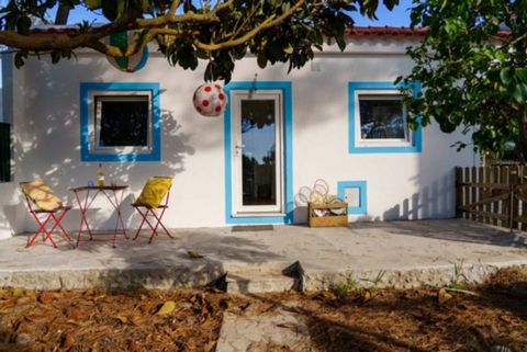 Small renovated house, 2 minutes walk from the water's edge of Lagoa de Albufeira, 10 minute walk to the beach, and a 40 minute drive to Lisbon (or a 20 minute drive to the train station). This is the perfect place for quiet work and to be surrounded...