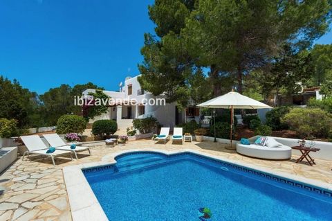 This charming house for sale offers an exclusive lifestyle on the paradisiacal island of Ibiza. With a constructed area of 190 m2 and situated on a generous 2000 m2 plot of land, this property offers space and privacy in a stunning natural environmen...