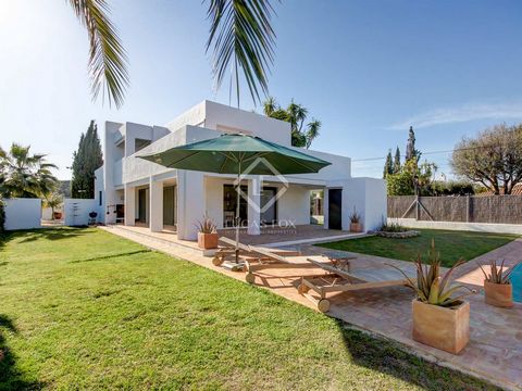 We enter this pretty white cubist house, reminiscent of Greek and Ibizan architecture, through the front garden. The front door takes us into the hallway with an attractive spot lit stone wall. To the right, we find 2 double bedrooms, one with its ow...