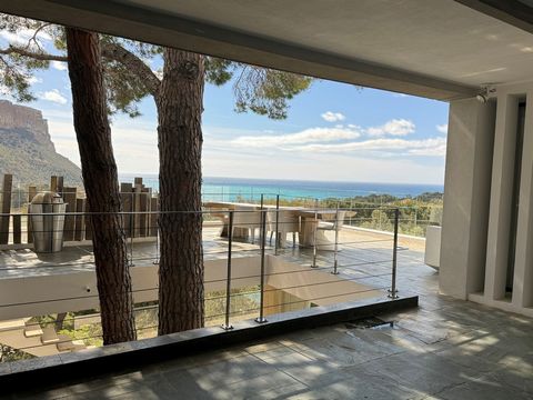 Superb property for lovers of contemporary architecture, in the vein of Le Corbusier.This magnificent luxury home boasts an exceptional view over the whole of Cassis, without doubt, one of the most beautiful views of Cassis. The medieval castle overl...