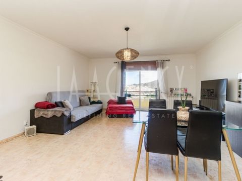 This 3 bedroom flat offers a unique combination of large spaces, a stunning view, a balcony and a box garage. With a privileged location just 8 minutes from the centre of Mafra Village, 25 minutes from Lisbon and 3 minutes from access to the A21/A8 m...