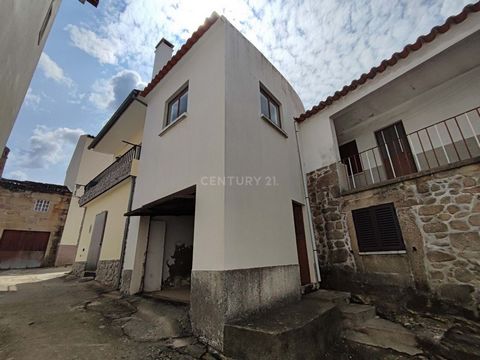 In the parish of Pedrogão de São Pedro, municipality of Penamacor, we have this excellent opportunity available to you. Large house spread over ground floor and first floor with a total area of 32 m2. Located right in the center of the parish, close ...