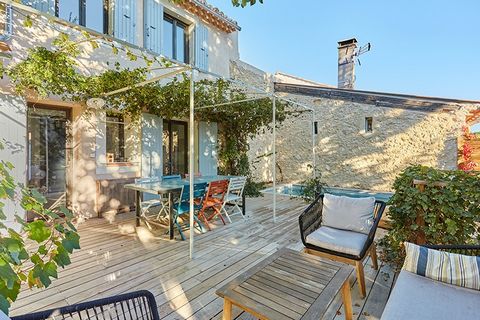 Aix-en-Provence secteur Sud, à seulement 6 kms du TGV, maison de charme T4 de 125 m2 sur un petit terrain en restanque de 300 m2 (petit verger, poulailler...). Absolument coup de cœur, elle est parfaite pour un couple sans enfants, pour une résidence...