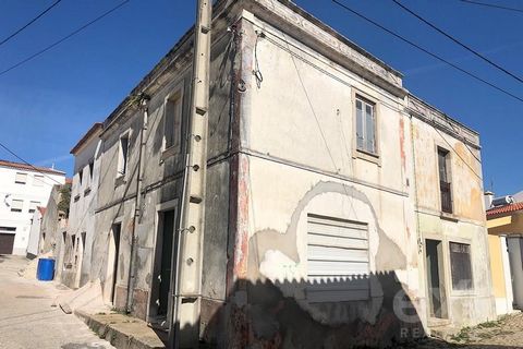 Housing T4 with History: Unique Opportunity in Atouguia Da Baleia Summary: Historic T4 house in Atouguia Da Baleia, formerly a grocery store with the charm of the past, offers an opportunity for investment or residence, with the possibility of dividi...