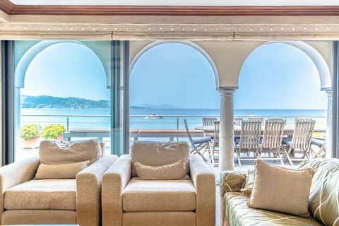 Sainte-Maxime villa for sale. Exceptional foot in the water with a breathtaking sea view and with direct access to the beach. Built with quality materials, it consists of a reception hall, guest toilet, decorated with large arched windows boasting st...