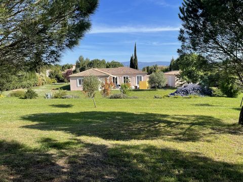 In a natural residential area near the Lac de La Cavayère, on a superb plot of 3000 m2 with trees, villa of 140 m2 on one level, living room 55 m2 with air conditioning opening onto the large terrace, open fitted kitchen, 4 bedrooms, shower room, gar...