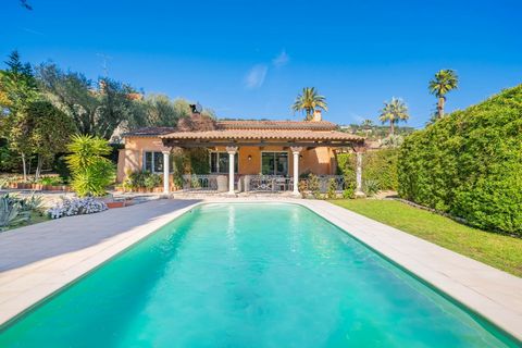 CANNES - BASSE CALIFORNIE - In the heart of a gated estate, just a few minutes from the Croisette, Provencal villa of approx. 140 m2 on one level.Surrounded by enclosed manicured gardens, this lovely home comprises a 65 m2 reception room with firepla...