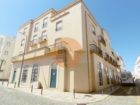 2 bedroom apartment in the center of Monte Gordo Located on the 2nd floor of a building with elevator and parking space in the basement. Comprising: Entrance hall, 2 bedrooms, equipped kitchen, large living room, bathroom, 2 pantries and storage in t...