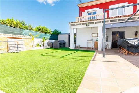 Semi-detached house with garden and private pool. This property has an area of approximately 130m2 built over 2 floors. It consists of a large living room with access to the terrace, kitchen that communicates with the living room, laundry room, 3 bed...
