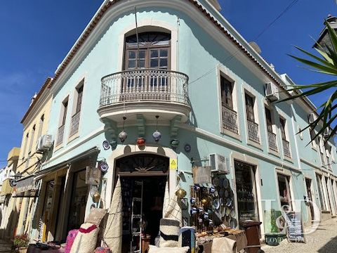 Ideal investors - In an old building with a beautiful architecture, you will discover this large premises of 230 m2. It is located on the 1st floor on 2 floors. with one apartment per floor. Currently, the premises are commercial but can have several...