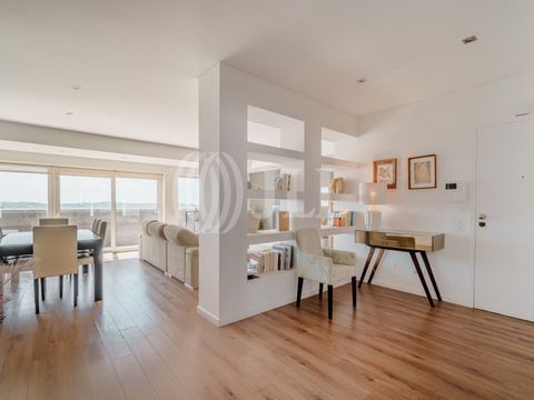 3-bedroom apartment with 160 sqm of gross private area and an 18.5 sqm terrace in Miraflores, Oeiras. It consists of a spacious living room with excellent natural light, a dining room, and direct access to the terrace with unobstructed views of the T...