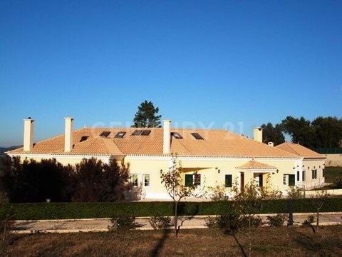 Located on a plot of land with an area of about 14,000 m2, Casa da Serra has around it a garden and an orchard with different fruit trees, and overlooking one of the lagoons of Castelo de Bode. This fantastic villa designed to receive a large family,...