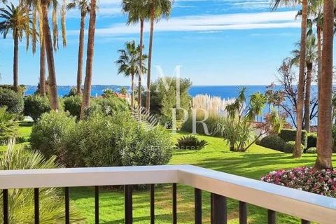 Schitterend eigentijds appartement genesteld in de Californische sector in een luxe residentie met 2 zwembaden, tennisbanen, op 5 minuten van het centrum van Cannes en genieten van een open, rustige en residentiële omgeving. Gelegen op de eerste verd...