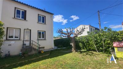 Close to the city center, 3-sided house on 2 levels with living room, separate and equipped kitchen, 3 bedrooms, a bathroom and a toilet. Garage of approximately 37 m2 insulated, recent gas boiler, double glazing, electric roller shutters. Enclosed g...