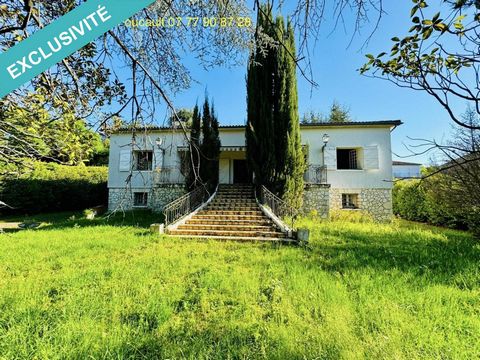 Located near Auch, this house offers 2155 m² of beautifully wooded grounds. This 197 m² house features a kitchen, living room with fireplace, 6 bedrooms, two of which are on the garden level, and a bathroom. This property, with its enormous potential...