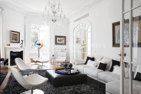 Renovated old Majorcan palace for sale in the best area of the city, Palma Old Town Here we have a combination of style and modernism together, where luminosity is used to the maximum for bringing together the old and the modern, making this mansion ...