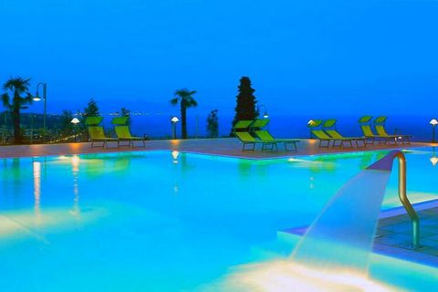 Gepflegte Anlage auf einer Anhöhe mit fantastischem Panoramablick auf das Meer am Golf von Genua. Die Residence ist umgeben von einem 2.000 qm großen, botanischen Garten. Relaxen Sie tagsüber auf der Sonnenterrasse des Außenpools und genießen die zau...