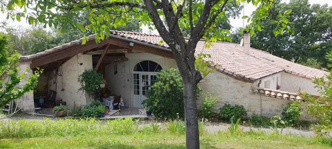#In the heart of nature, just a few kilometres from Montaigu de Quercy, this property has many assets. The fully restored barn of around 137 m² is well equipped and comprises: awning, spacious lounge with fireplace, fitted kitchen with access to cosy...