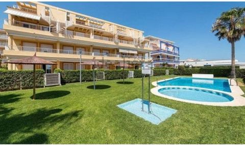 This bright apartment in Gandia - Valencia has a total area of 97 sqm, distributed in 85 sqm of living area. It consists of 3 bedrooms, 2 singles and 2 doubles, along with 2 full bathrooms. It stands out for its adaptation for people with disabilitie...