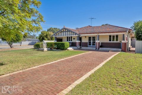 Serene Sanctuary With Private Jetty Leigh Smith is thrilled to unveil this wonderful home where charm and serenity converge by the banks of the Murray River. Welcome to a grand corner block where a life of tranquility awaits, complete with a private ...