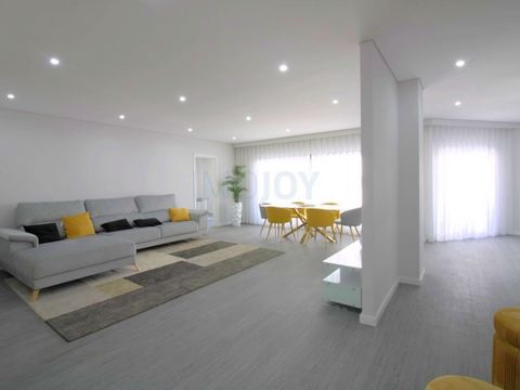 Beautiful flat completely refurbished with lift located in the heart of the Ria Formosa Natural Park in Olhão. The flat has a generous surface with an entrance hall, large living room, integrated and equipped kitchen, storage room, a bedroom en suite...