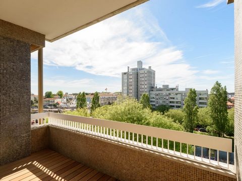 Apartamento T3+1, com 190 m2, situado no 6º piso de um prédio inserido num condomínio exclusivo e emblemático da cidade do Porto projetado pelo conceituado Arq. Agostinho Ricca: o Parque Residencial da Boavista também conhecido como Foco. O apartamen...