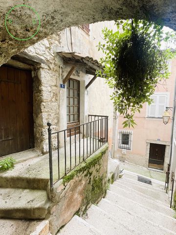 La Roquette sur Var - Perched village in the Canton of 10 smiles. 5 km from the RN202. This small village house of 2 rooms composed on the ground floor: a kitchen with fireplace area, cupboard, washbasin and separate toilet, on the 1st floor a living...
