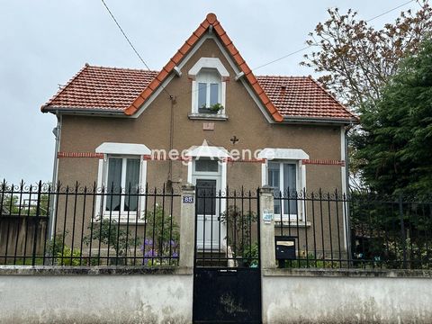 Come and discover this typical house of the Pays Châtelleraudais of 84 m2 on enclosed land of 486 m2. This charming house consists on the ground floor of a living/dining room, a modern open fitted kitchen, a bedroom, a bathroom and a toilet and on th...